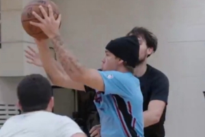 苦练1v3终结！前广东男篮表援奎因休赛期和NBA扣篮王麦克朗合练