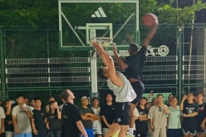 NBA扣篮王的实力！迪亚洛在徐家汇野球场演出炸裂战斧隔扣