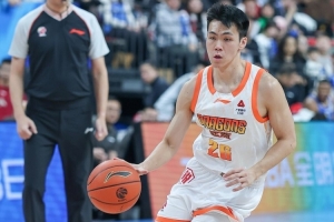 易立：预期庞峥麟是合格的轮换后卫 没想到他这么快成为后场主题