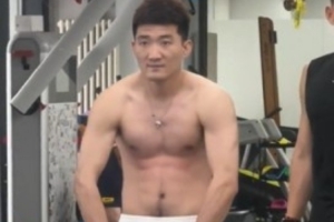 尽显肌肉线条！孙铭徽晒幼我训练视频：一百个打算持续