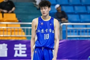 媒体人：吴嘉浩是江苏省篮管中心签约活带头 签约时有出格约定