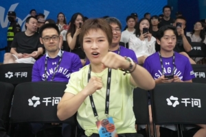 看看谁来了！综合肉搏名将张伟丽参与观战AUBL半决赛 坐姚明旁边