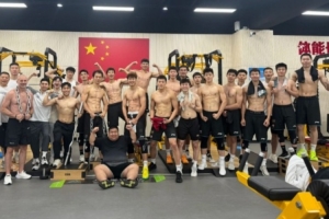 满屏都是腹肌与胸。√旖蚰欣悍夤丶党删驼故