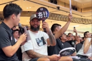 德隆出席NBA3X扣篮大赛现场 为选手阐发打分“夯”和“人上人”