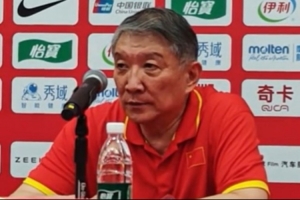 宫鲁鸣谈阵容轮换：张子宇&王思雨出现伤情 想让新的球员有些机遇