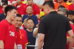 杜锋来到男篮热身赛现场与郭士强领导&助教热聊 胡明轩上前打招呼