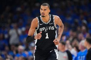 练身段匹敌？文班本周和法国一支橄榄球队训练 队友巴恩斯也在