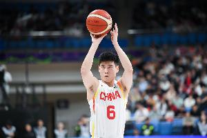 机遇不太多！程帅澎替补4中2得到5分2板1助 其中三分2中1