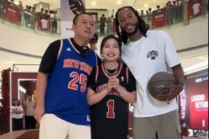 有球迷在碰头会上求婚 罗斯充任见证人&大秀中文“嫁给他”