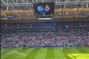 皇马对阵沙尔克交谊赛，樊振东亲临现场观战：hala madrid