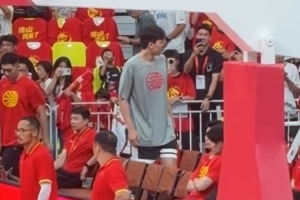 今天就当观多！杨瀚森底线前排座位和崔永熙&程帅澎等人一起观赛
