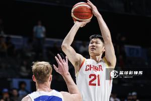 还是比力稳！胡金秋半场6中3拿下6分4篮板