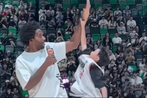 蔫坏。∮卓ㄓ胗锥釉甭至骰髡 际遇幼伴侣时把手举到最高逗你玩