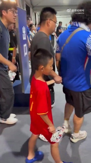 穿武磊球衣幼球迷遭漫骂，韩乔生：首先是中国人而后才是球迷