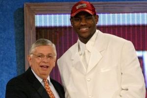詹姆斯NBA首秀的门票在拍卖会上以高达24323美元的价值售出