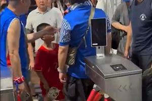 身着武磊球衣就被骂?警方传递：3报答发泄感情对男童父亲责怪漫骂