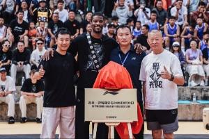 巴特勒开启中国行！为四川凉山捐赠篮球场 履历彝族非遗漆器文化