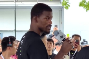 等待你王者归来！巴特勒成都旁观球局 并暗示“I 'll be back”