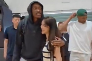 周到抱抱！美女记者：欢迎杰伦·威廉姆斯第二年来上海