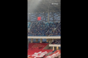 记者谈申花远征球迷：应该是这四年至少一次远征了，也没呐喊
