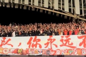 泰山队客场失利球员赛后谢场，球迷齐声高喊“泰山队”激励球队