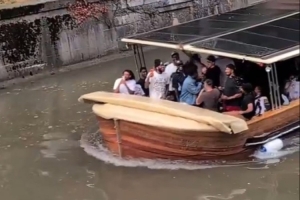 周到的球迷！湖人全队坐船赏景 幼河两旁围满粉丝高呼“卢卡”