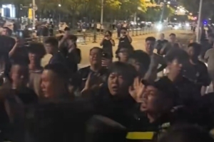 博主晒视频：疑似部门武汉球迷赛后冲击天津球迷的接驳大巴