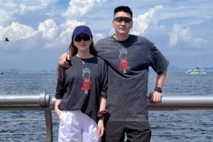 甜美暴击！孙悦的老婆社媒晒照 二人一路在大连游玩