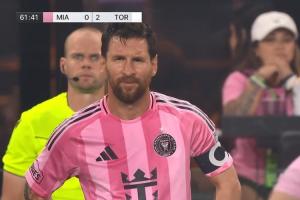 迈阿密3分钟连丢两球0-2落后敌手，梅西低头擦汗表情显得有些无奈