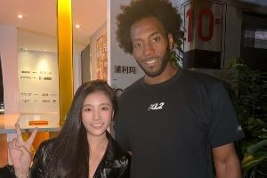 爱笑的卡子哥！女网红晒与幼卡中国行合照 还拿到了To签