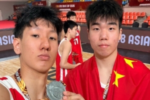 张懿赵杰发合照 杨易轩因阐扬自责 记者：皆为成长营养未来更璀璨
