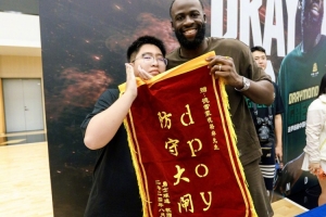 昨日送花递烟 今天送锦旗！追梦中国行感触国内球迷情面圆滑