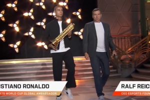 跨界！C罗出席电竞世界杯关幕式，带着冠军奖杯登场