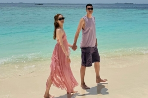 翟晓川老婆晒全家马尔代夫度假照：赴十年之约 变黑哪有欢乐沉要