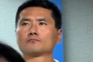 邵佳一现场观战浙江队vs云南玉昆，时不断与团队成员热聊