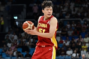 媒体人：杨瀚森关键时刻挺身而出 大心脏阐发
