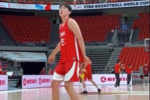媒体人：今晚杨瀚森得多打多上场 中国男篮想赢球真得靠他多带头