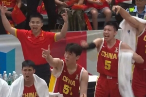 顶住了！赵嘉义回击追身三分球打停黎巴嫩 替补席兴奋庆祝