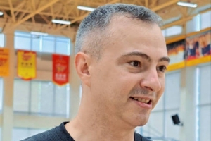 广东新帅：之前和在CBA工作过的表教互换过 这对我来说是全新挑战