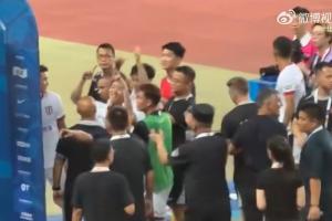 啥意思？韦世豪赛后与河南球迷对峙，双手比了一个圆的手势