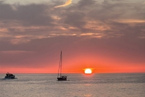 美不胜收！詹姆斯表出度假晒海上夕照美景