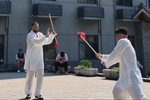 进建中国功夫！太阳官方晒视频：狄龙在武当山和师傅舞剑耍枪