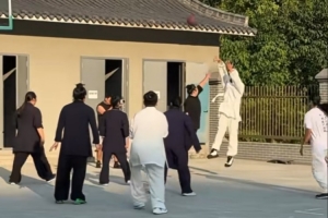文班行为~狄龙中国行在武当山和路友们打球 投出一个Air ball