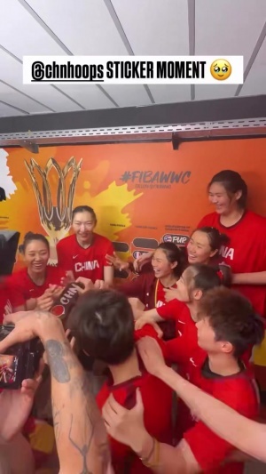 中国女篮队员集关心晋级表 差点直接贴到四强地位上