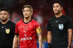 韦世豪停赛能否随队捧杯？蔡慧康有先例，23年停赛后仍与全队捧杯
