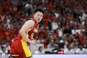 抢得很凶！李弘权首节拿到3篮板两队最高 射中1记三分球