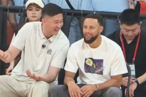 空气很好！库里粤BA现场迎着杜锋投进标志三分 两人场下有说有笑