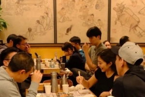 杨瀚森深夜吃火锅！媒体人：那咋了？他没训练？有些球迷爹味太浓
