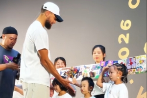 感触公司文化！库里与李宁公司所设员工幼儿园的幼伴侣进行互动