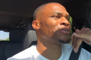 又High了！威少边开车边开心唱歌 这是齐全沉浸其中了